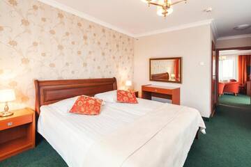 Фото номера Семейный номер с балконом Отель Hotel Albatros г. Serwy 2