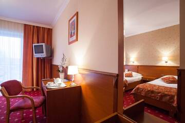 Фото номера Трехместный номер с террасой Отель Hotel Albatros г. Serwy 5